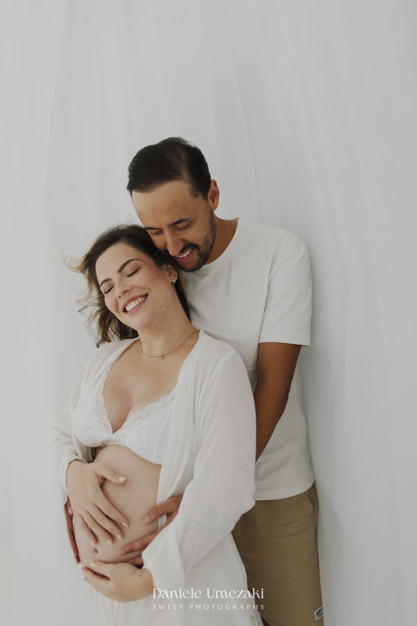 Ensaio gestante em Mogi das Cruzes de Carol e Diego à espera do Oliver. Fotografias leves e atemporais em estúdio, registrando a conexão, o amor e a expectativa pela chegada do bebê. Dani Umezaki.