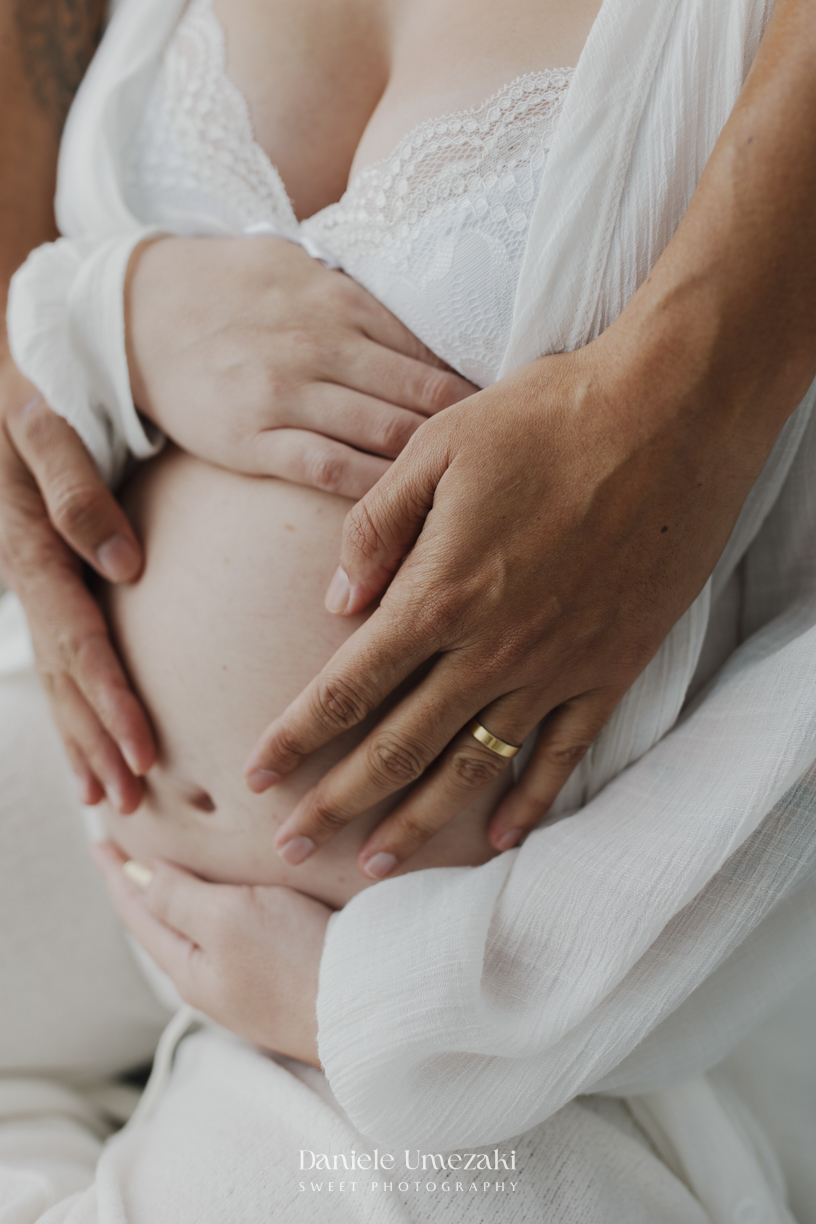 Ensaio gestante em Mogi das Cruzes de Carol e Diego à espera do Oliver. Fotografias leves e atemporais em estúdio, registrando a conexão, o amor e a expectativa pela chegada do bebê. Dani Umezaki.
