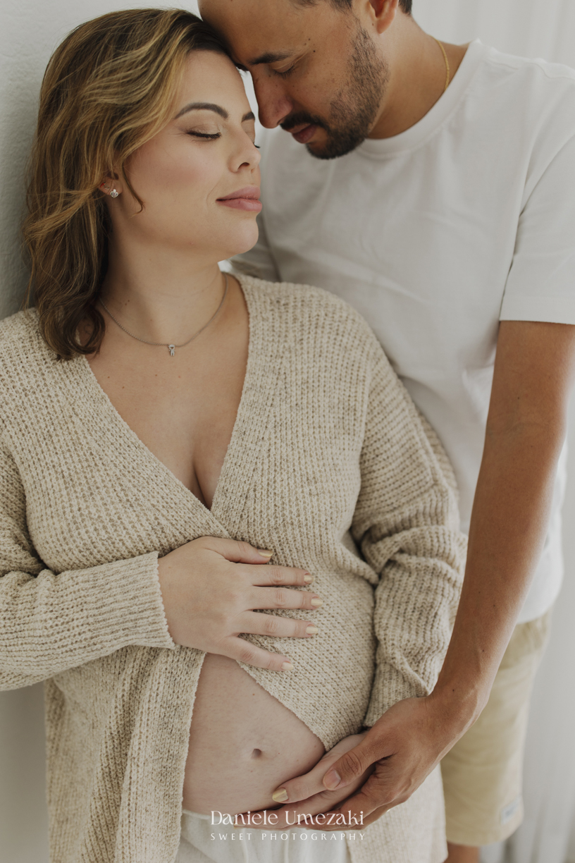 Ensaio gestante em Mogi das Cruzes de Carol e Diego à espera do Oliver. Fotografias leves e atemporais em estúdio, registrando a conexão, o amor e a expectativa pela chegada do bebê. Dani Umezaki.