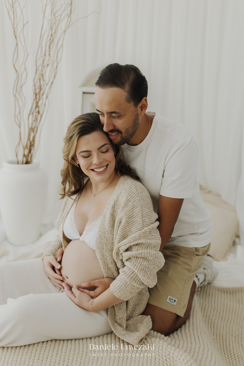 Ensaio gestante em Mogi das Cruzes de Carol e Diego à espera do Oliver. Fotografias leves e atemporais em estúdio, registrando a conexão, o amor e a expectativa pela chegada do bebê. Dani Umezaki.