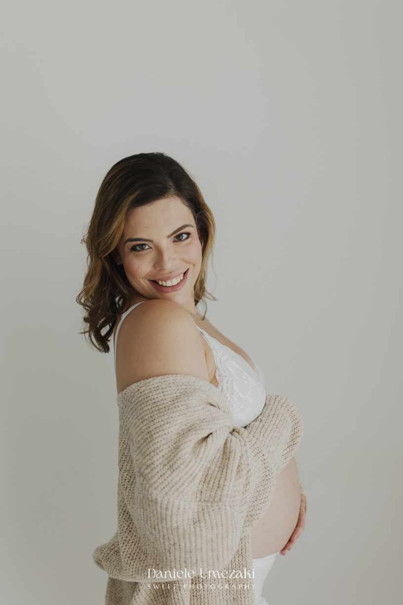 Ensaio gestante em Mogi das Cruzes de Carol e Diego à espera do Oliver. Fotografias leves e atemporais em estúdio, registrando a conexão, o amor e a expectativa pela chegada do bebê. Dani Umezaki.