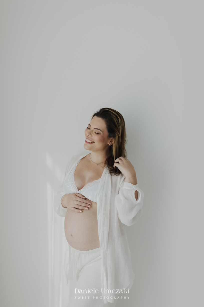 Ensaio gestante em Mogi das Cruzes de Carol e Diego à espera do Oliver. Fotografias leves e atemporais em estúdio, registrando a conexão, o amor e a expectativa pela chegada do bebê. Dani Umezaki.