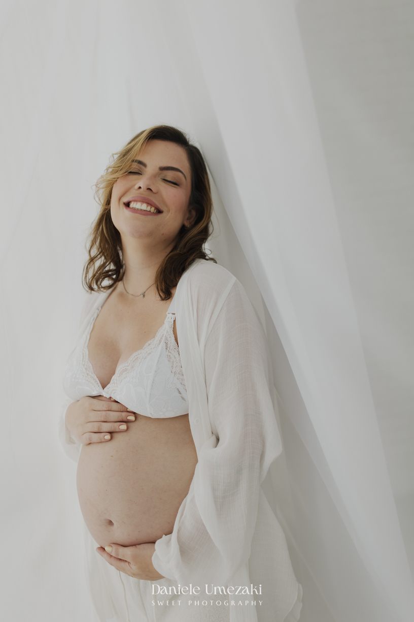 Ensaio gestante em Mogi das Cruzes de Carol e Diego à espera do Oliver. Fotografias leves e atemporais em estúdio, registrando a conexão, o amor e a expectativa pela chegada do bebê. Dani Umezaki.