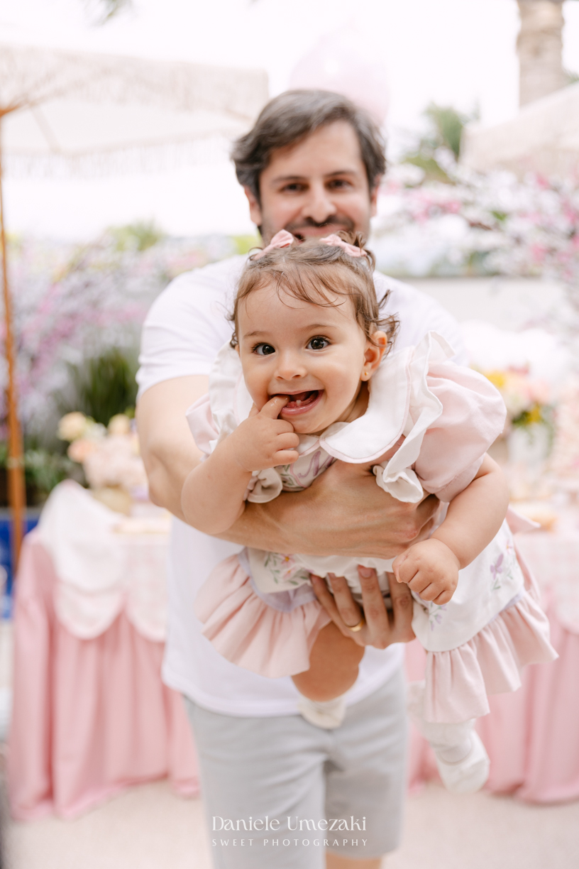 Aniversário de 1 ano da Mariana realizado no quintal da família em Mogi das Cruzes, com decoração da Ju Cerejeira Decora e diversão da Laura Fest, registrado por Dani Umezaki.