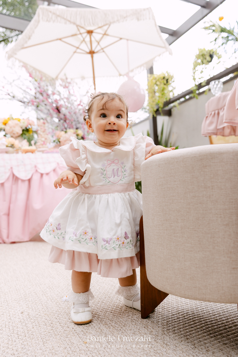 Aniversário de 1 ano da Mariana realizado no quintal da família em Mogi das Cruzes, com decoração da Ju Cerejeira Decora e diversão da Laura Fest, registrado por Dani Umezaki.
