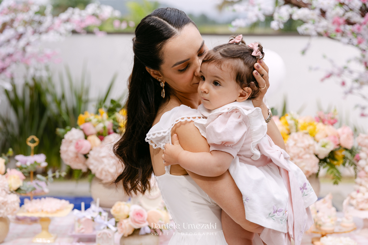 Aniversário de 1 ano da Mariana realizado no quintal da família em Mogi das Cruzes, com decoração da Ju Cerejeira Decora e diversão da Laura Fest, registrado por Dani Umezaki.