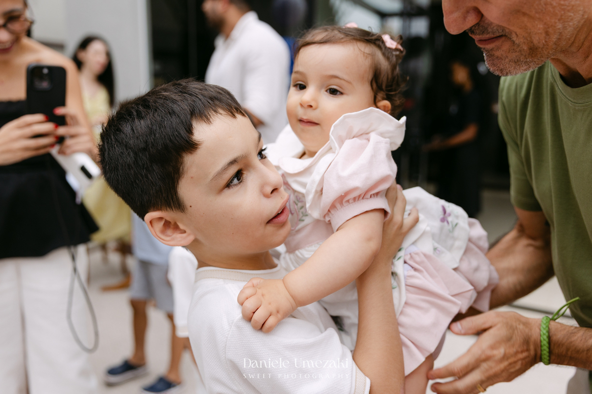 Aniversário de 1 ano da Mariana realizado no quintal da família em Mogi das Cruzes, com decoração da Ju Cerejeira Decora e diversão da Laura Fest, registrado por Dani Umezaki.
