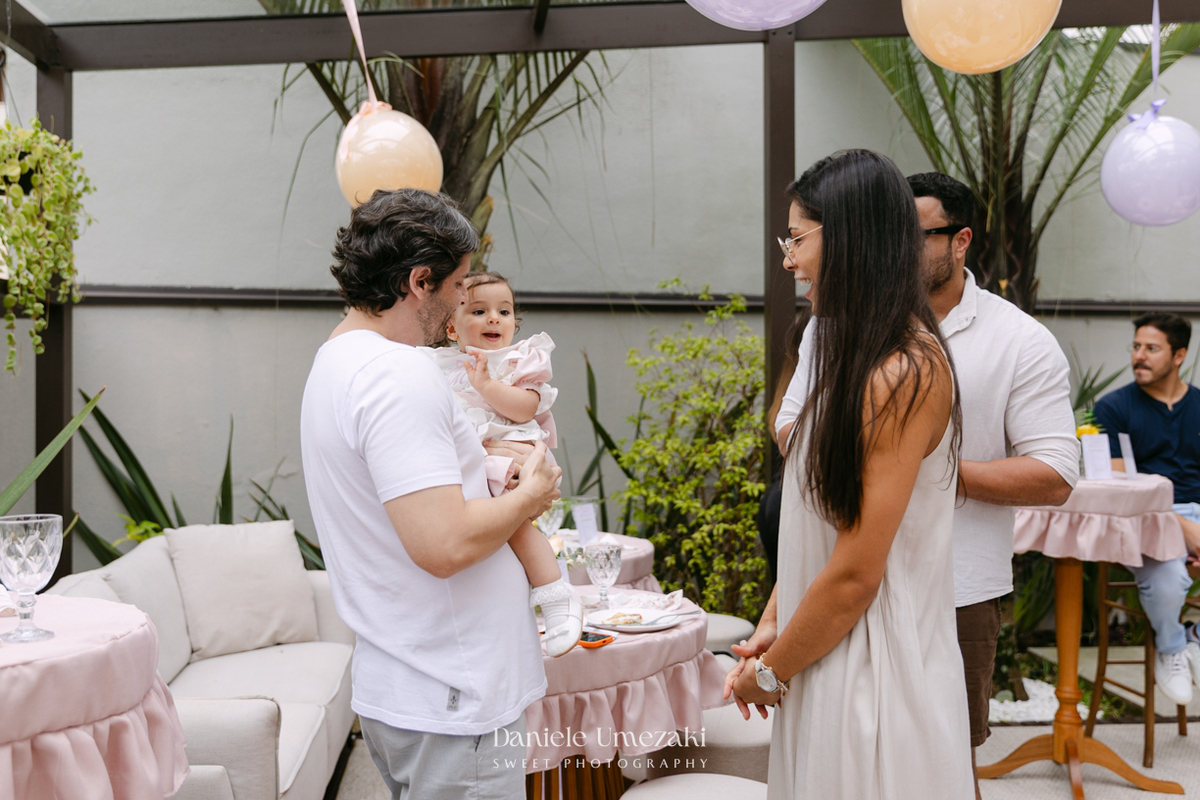 Aniversário de 1 ano da Mariana realizado no quintal da família em Mogi das Cruzes, com decoração da Ju Cerejeira Decora e diversão da Laura Fest, registrado por Dani Umezaki.