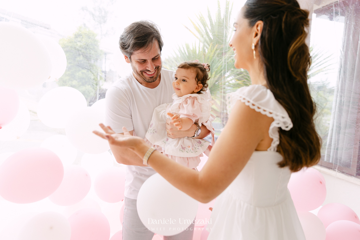 Aniversário de 1 ano da Mariana realizado no quintal da família em Mogi das Cruzes, com decoração da Ju Cerejeira Decora e diversão da Laura Fest, registrado por Dani Umezaki.
