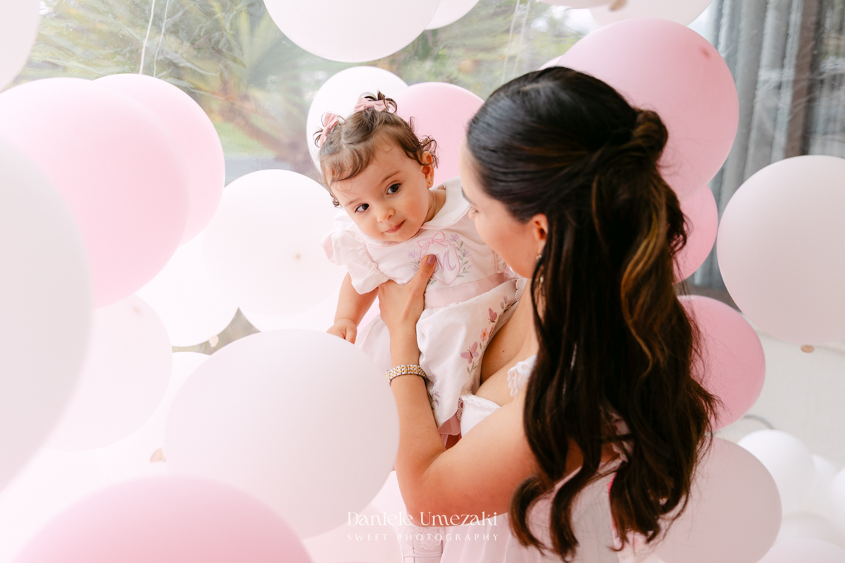 Aniversário de 1 ano da Mariana realizado no quintal da família em Mogi das Cruzes, com decoração da Ju Cerejeira Decora e diversão da Laura Fest, registrado por Dani Umezaki.