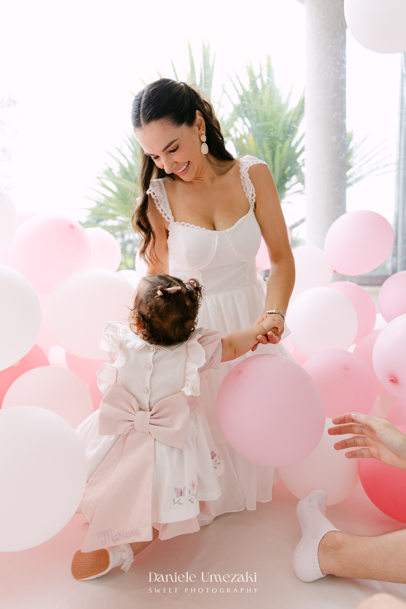 Aniversário de 1 ano da Mariana realizado no quintal da família em Mogi das Cruzes, com decoração da Ju Cerejeira Decora e diversão da Laura Fest, registrado por Dani Umezaki.Aniversário de 1 ano da Mariana realizado no quintal da família em Mogi das Cruz