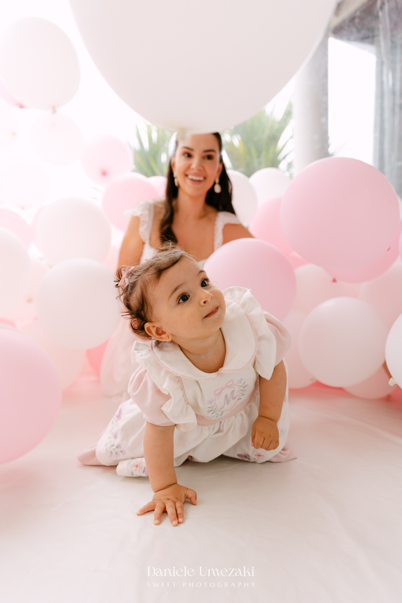 Aniversário de 1 ano da Mariana realizado no quintal da família em Mogi das Cruzes, com decoração da Ju Cerejeira Decora e diversão da Laura Fest, registrado por Dani Umezaki.