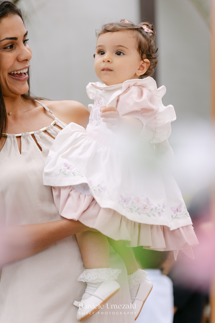 Aniversário de 1 ano da Mariana realizado no quintal da família em Mogi das Cruzes, com decoração da Ju Cerejeira Decora e diversão da Laura Fest, registrado por Dani Umezaki.