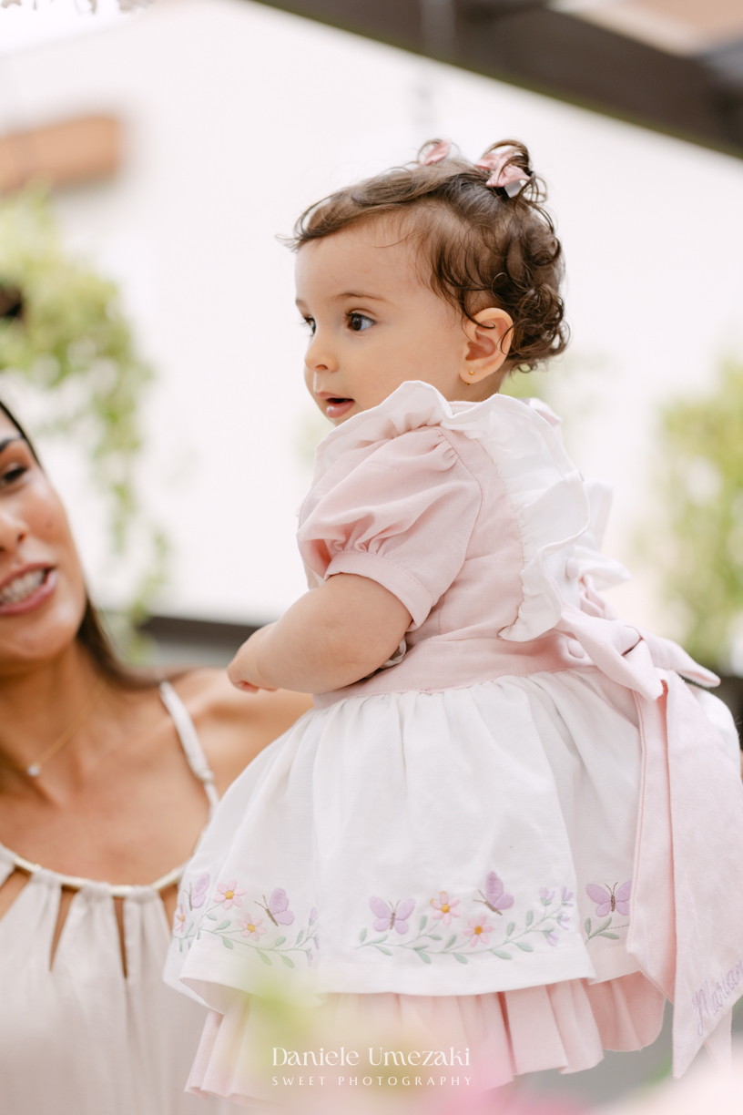 Aniversário de 1 ano da Mariana realizado no quintal da família em Mogi das Cruzes, com decoração da Ju Cerejeira Decora e diversão da Laura Fest, registrado por Dani Umezaki.