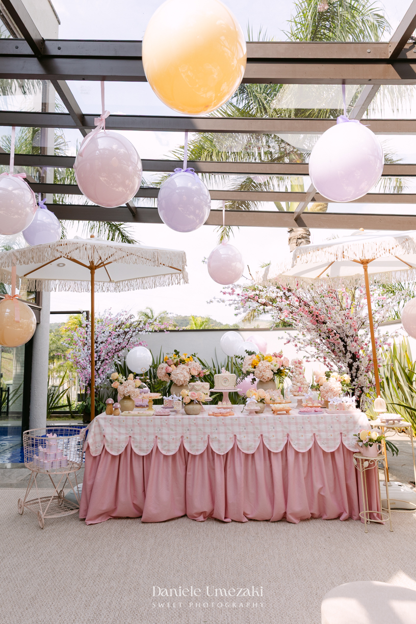 Aniversário de 1 ano da Mariana realizado no quintal da família em Mogi das Cruzes, com decoração da Ju Cerejeira Decora e diversão da Laura Fest, registrado por Dani Umezaki.