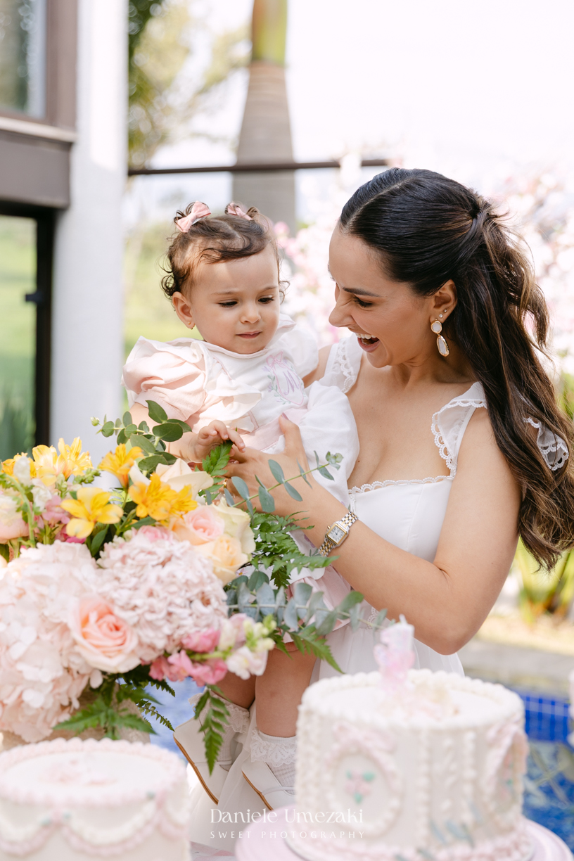 Aniversário de 1 ano da Mariana realizado no quintal da família em Mogi das Cruzes, com decoração da Ju Cerejeira Decora e diversão da Laura Fest, registrado por Dani Umezaki.