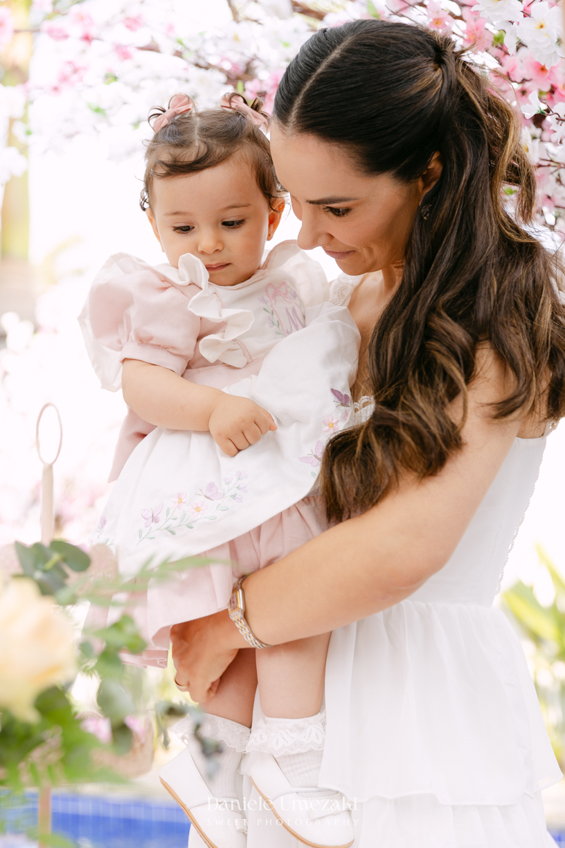 Aniversário de 1 ano da Mariana realizado no quintal da família em Mogi das Cruzes, com decoração da Ju Cerejeira Decora e diversão da Laura Fest, registrado por Dani Umezaki.