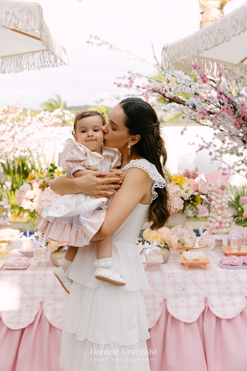 Aniversário de 1 ano da Mariana realizado no quintal da família em Mogi das Cruzes, com decoração da Ju Cerejeira Decora e diversão da Laura Fest, registrado por Dani Umezaki.