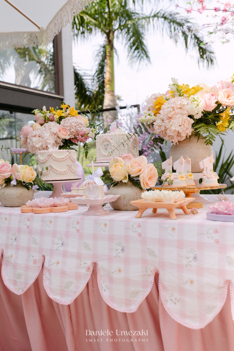 Aniversário de 1 ano da Mariana realizado no quintal da família em Mogi das Cruzes, com decoração da Ju Cerejeira Decora e diversão da Laura Fest, registrado por Dani Umezaki.