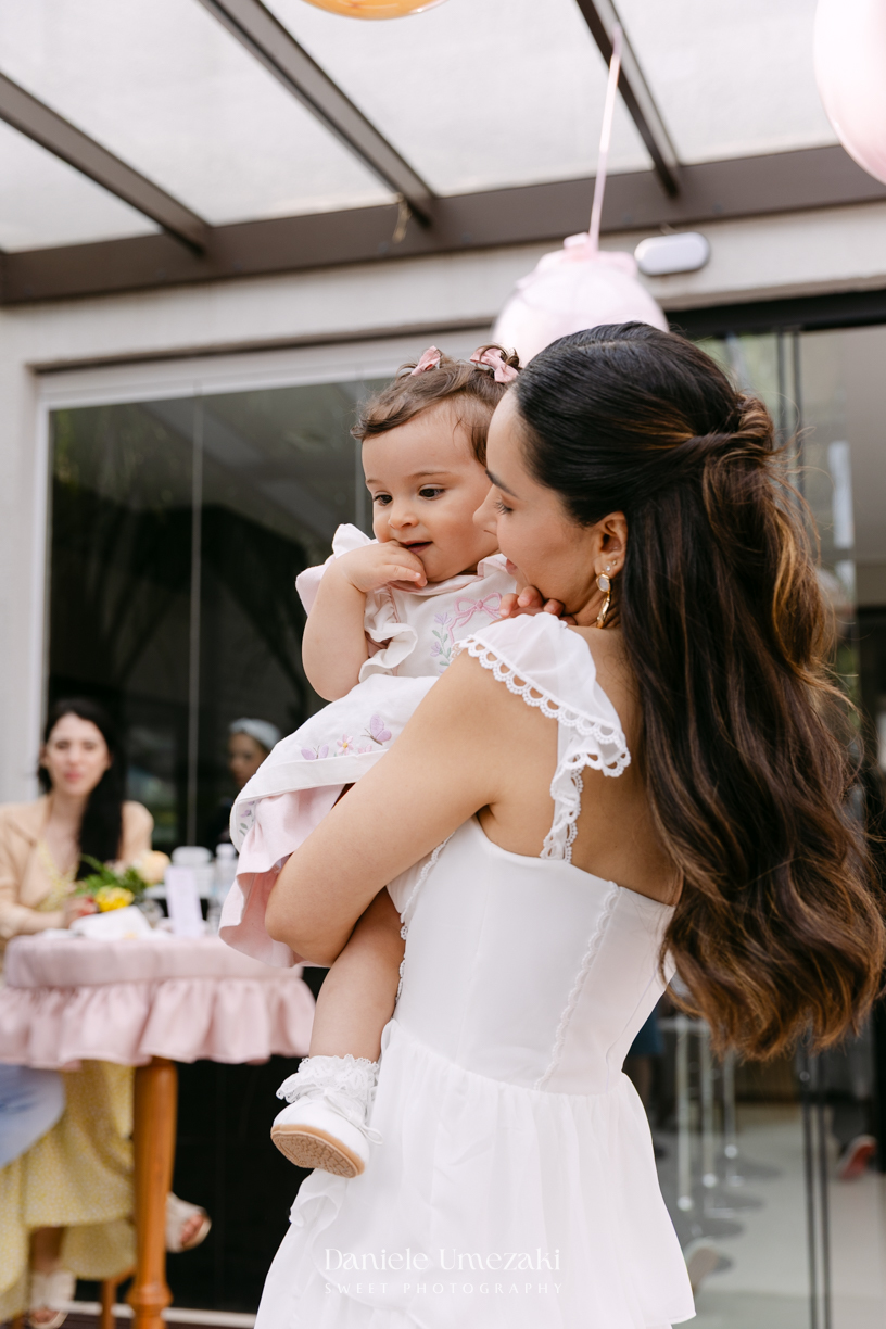 Aniversário de 1 ano da Mariana realizado no quintal da família em Mogi das Cruzes, com decoração da Ju Cerejeira Decora e diversão da Laura Fest, registrado por Dani Umezaki.