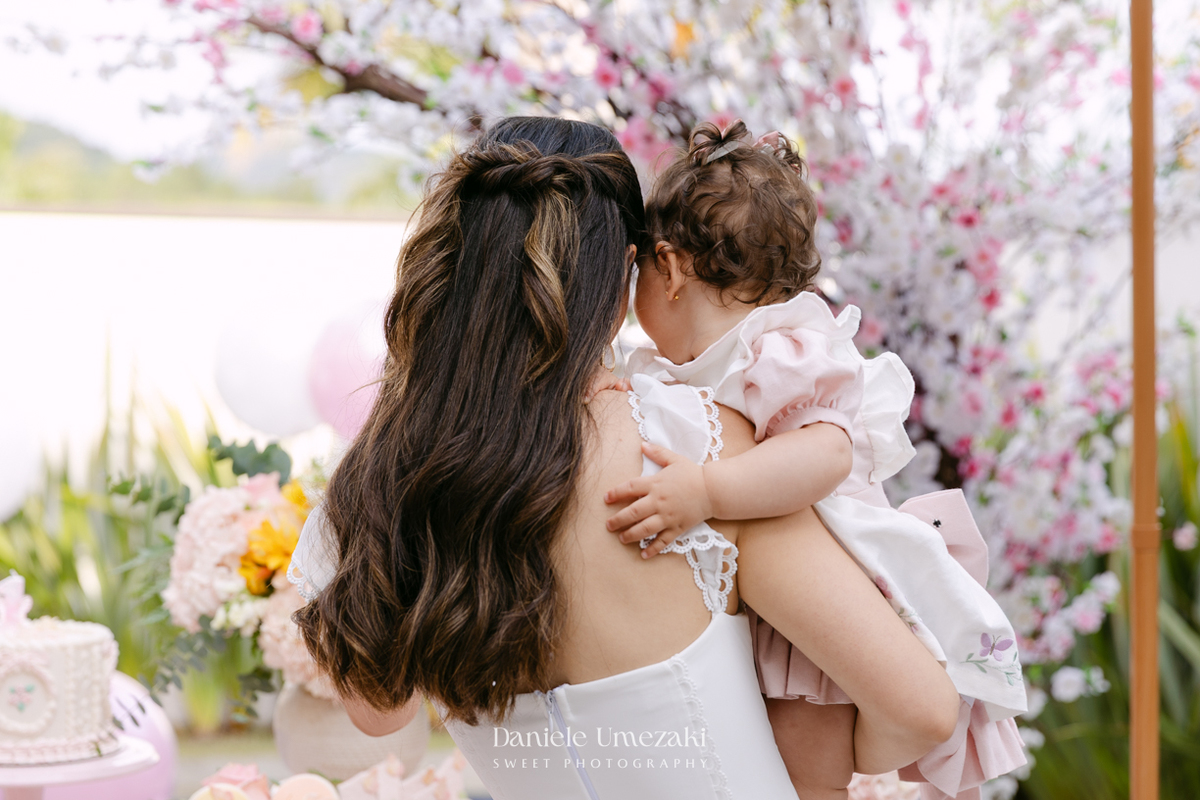 Aniversário de 1 ano da Mariana realizado no quintal da família em Mogi das Cruzes, com decoração da Ju Cerejeira Decora e diversão da Laura Fest, registrado por Dani Umezaki.