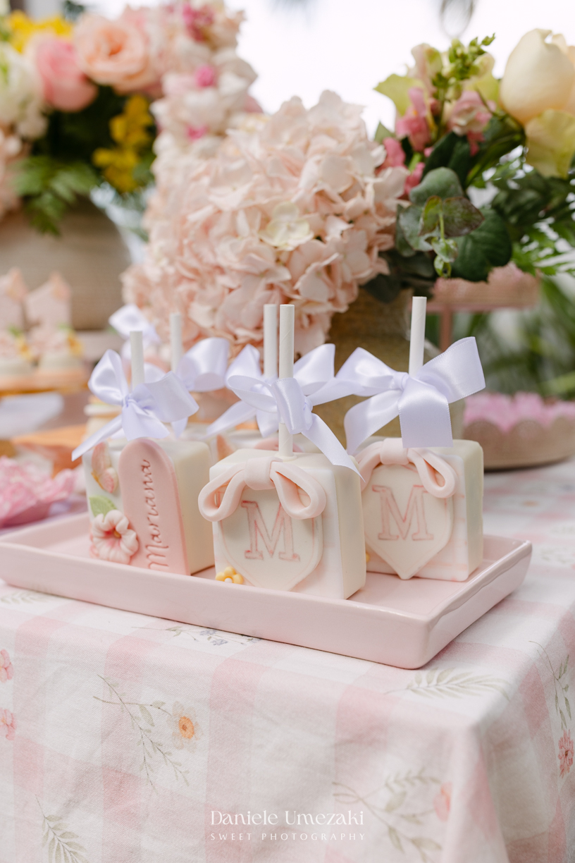 Aniversário de 1 ano da Mariana realizado no quintal da família em Mogi das Cruzes, com decoração da Ju Cerejeira Decora e diversão da Laura Fest, registrado por Dani Umezaki.