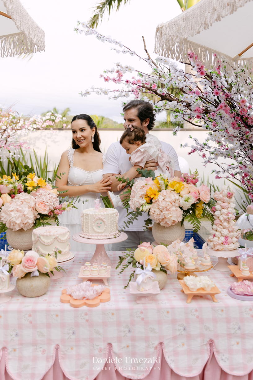 Aniversário de 1 ano da Mariana realizado no quintal da família em Mogi das Cruzes, com decoração da Ju Cerejeira Decora e diversão da Laura Fest, registrado por Dani Umezaki.