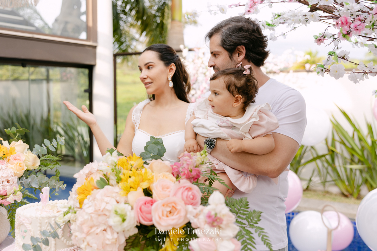 Aniversário de 1 ano da Mariana realizado no quintal da família em Mogi das Cruzes, com decoração da Ju Cerejeira Decora e diversão da Laura Fest, registrado por Dani Umezaki.
