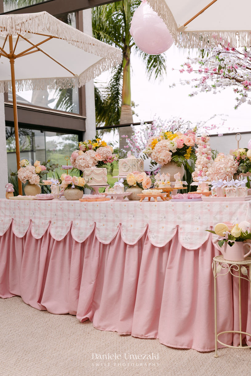 Aniversário de 1 ano da Mariana realizado no quintal da família em Mogi das Cruzes, com decoração da Ju Cerejeira Decora e diversão da Laura Fest, registrado por Dani Umezaki.