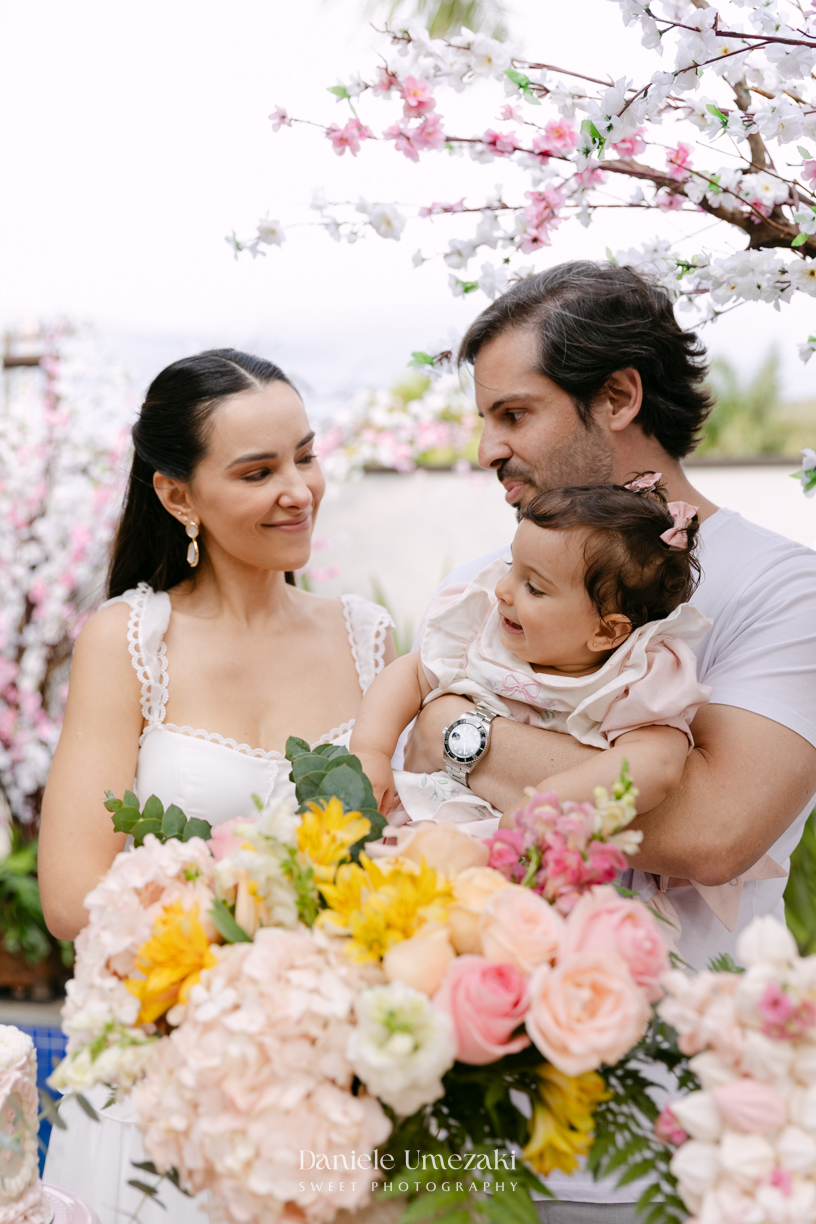 Aniversário de 1 ano da Mariana realizado no quintal da família em Mogi das Cruzes, com decoração da Ju Cerejeira Decora e diversão da Laura Fest, registrado por Dani Umezaki.
