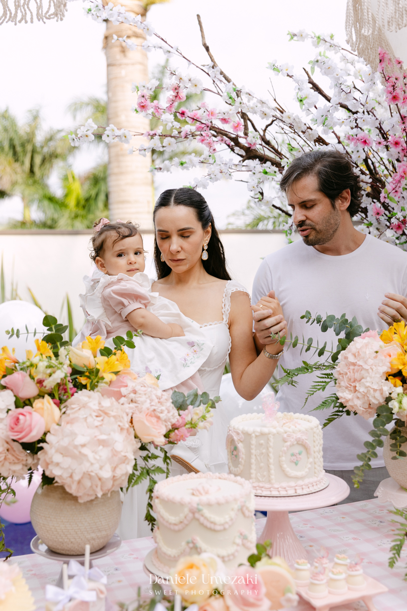 Aniversário de 1 ano da Mariana realizado no quintal da família em Mogi das Cruzes, com decoração da Ju Cerejeira Decora e diversão da Laura Fest, registrado por Dani Umezaki.