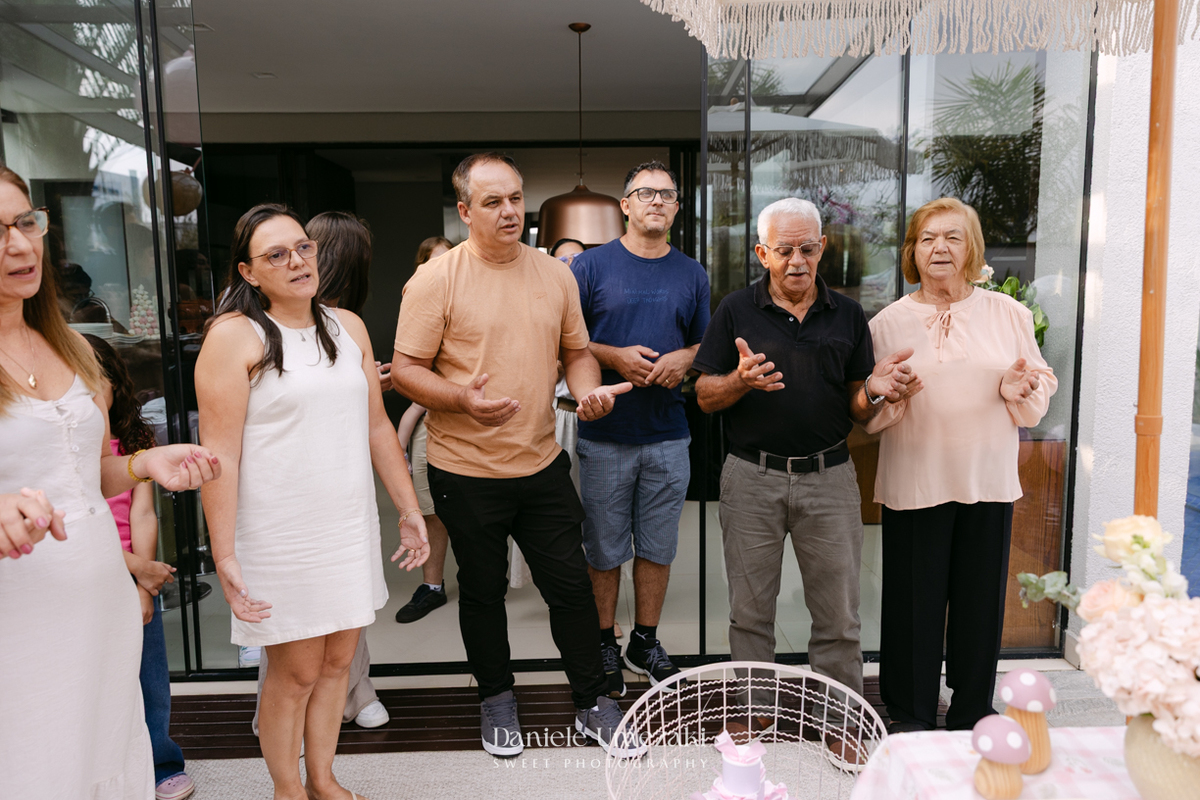 Aniversário de 1 ano da Mariana realizado no quintal da família em Mogi das Cruzes, com decoração da Ju Cerejeira Decora e diversão da Laura Fest, registrado por Dani Umezaki.