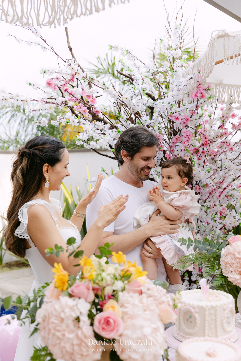 Aniversário de 1 ano da Mariana realizado no quintal da família em Mogi das Cruzes, com decoração da Ju Cerejeira Decora e diversão da Laura Fest, registrado por Dani Umezaki.