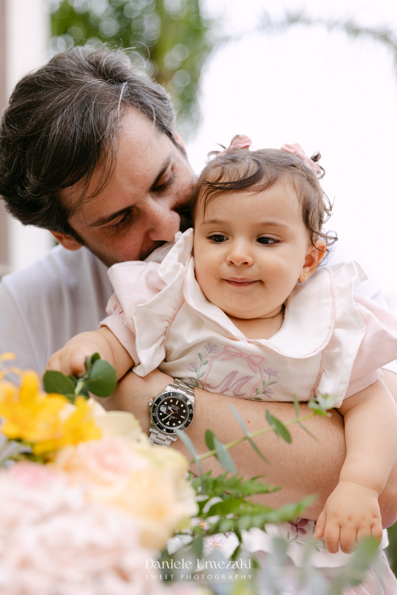 Aniversário de 1 ano da Mariana realizado no quintal da família em Mogi das Cruzes, com decoração da Ju Cerejeira Decora e diversão da Laura Fest, registrado por Dani Umezaki.