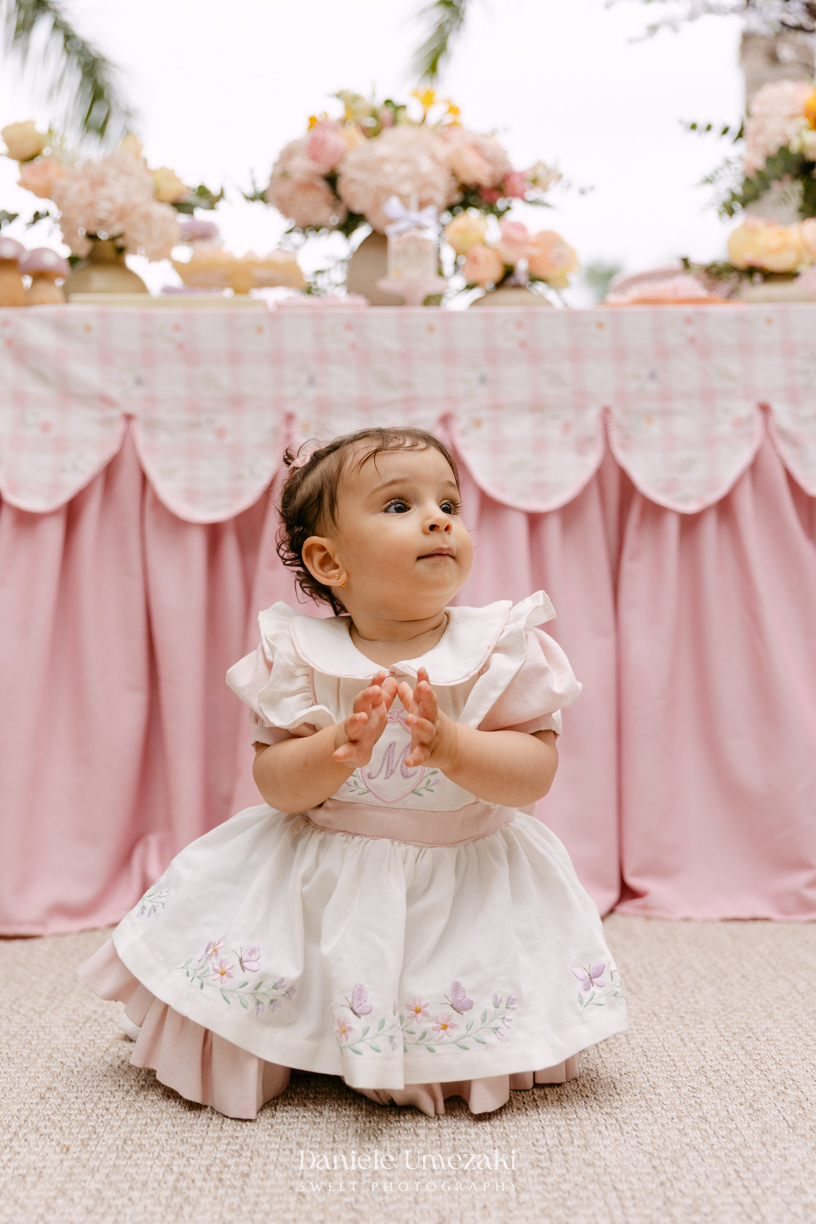 Aniversário de 1 ano da Mariana realizado no quintal da família em Mogi das Cruzes, com decoração da Ju Cerejeira Decora e diversão da Laura Fest, registrado por Dani Umezaki.