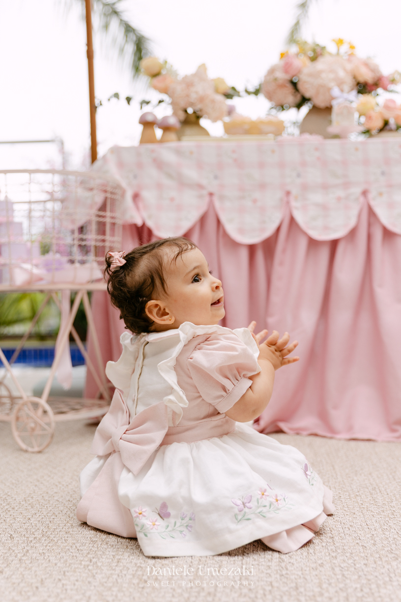 Aniversário de 1 ano da Mariana realizado no quintal da família em Mogi das Cruzes, com decoração da Ju Cerejeira Decora e diversão da Laura Fest, registrado por Dani Umezaki.