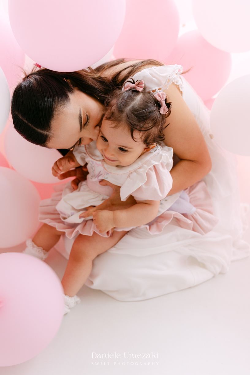 Aniversário de 1 ano da Mariana realizado no quintal da família em Mogi das Cruzes, com decoração da Ju Cerejeira Decora e diversão da Laura Fest, registrado por Dani Umezaki.