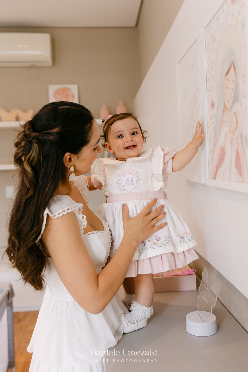 Aniversário de 1 ano da Mariana realizado no quintal da família em Mogi das Cruzes, com decoração da Ju Cerejeira Decora e diversão da Laura Fest, registrado por Dani Umezaki.