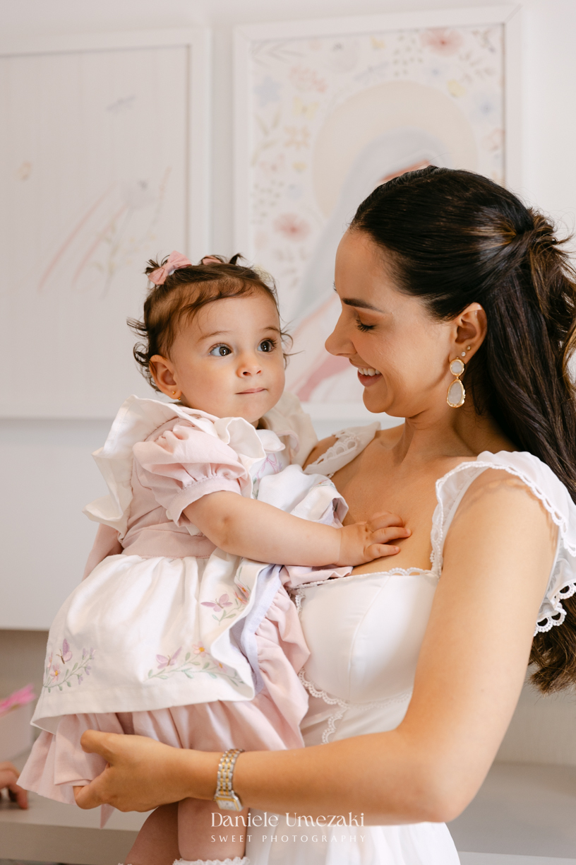 Aniversário de 1 ano da Mariana realizado no quintal da família em Mogi das Cruzes, com decoração da Ju Cerejeira Decora e diversão da Laura Fest, registrado por Dani Umezaki.