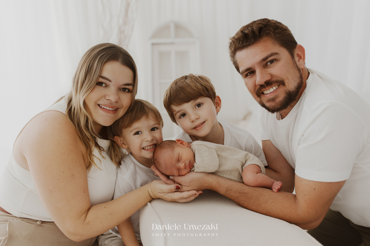 Ensaio newborn em Mogi das Cruzes. Os primeiros dias do Gabriel foram registrados em um ensaio leve e natural, realizado em estúdio ao lado dos pais e irmãos, preservando memórias cheias de amor por Dani Umezaki