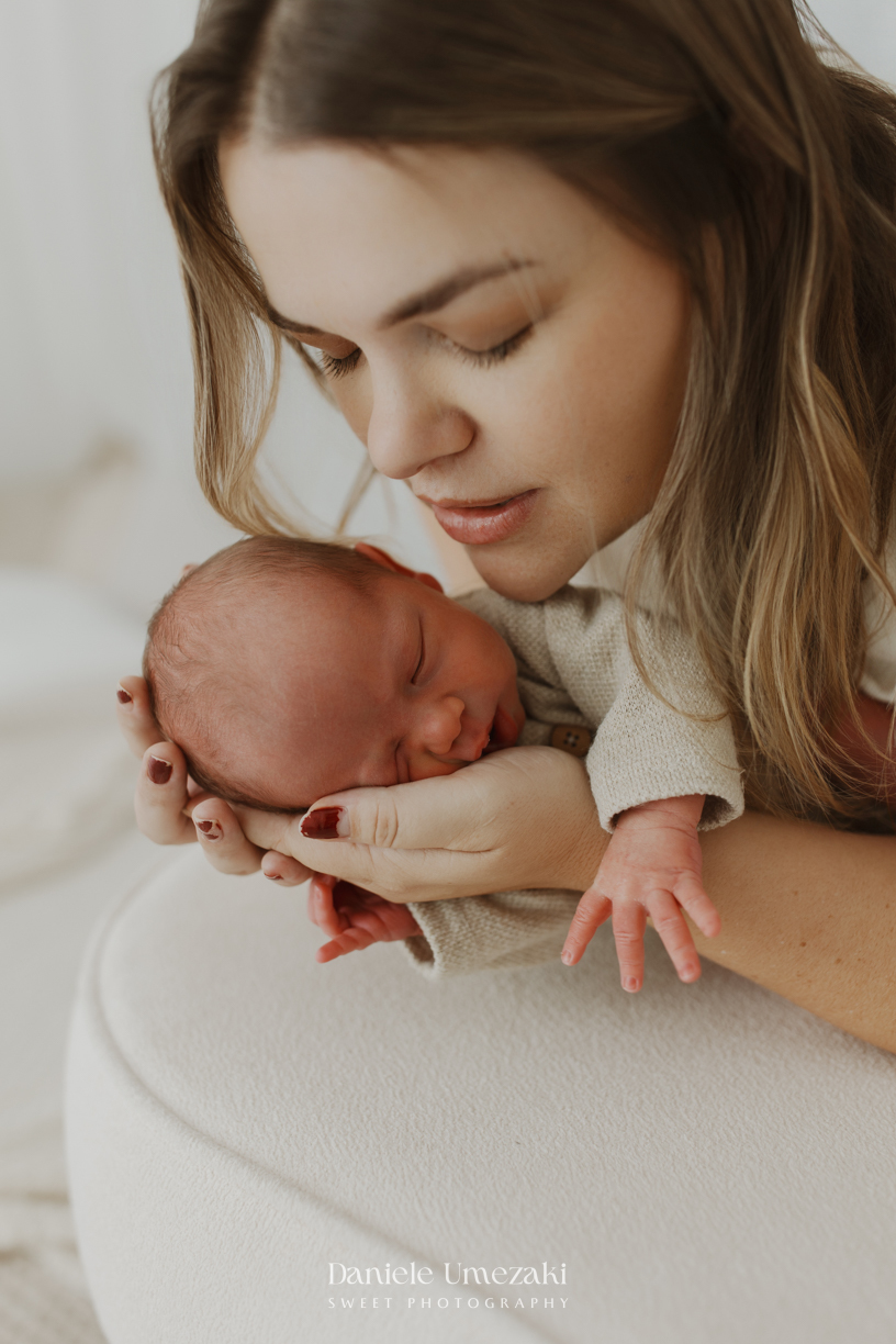 Ensaio newborn em Mogi das Cruzes. Os primeiros dias do Gabriel foram registrados em um ensaio leve e natural, realizado em estúdio ao lado dos pais e irmãos, preservando memórias cheias de amor por Dani Umezaki