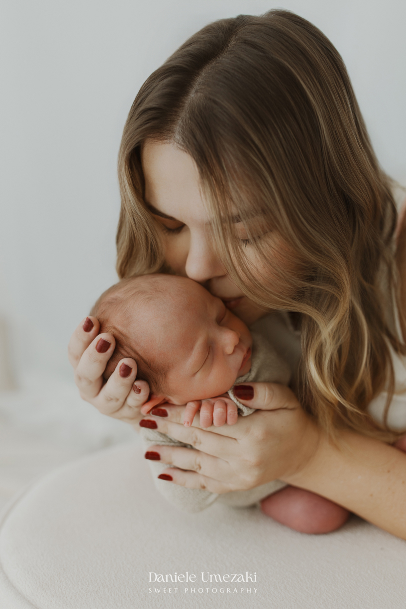 Ensaio newborn em Mogi das Cruzes. Os primeiros dias do Gabriel foram registrados em um ensaio leve e natural, realizado em estúdio ao lado dos pais e irmãos, preservando memórias cheias de amor por Dani Umezaki
