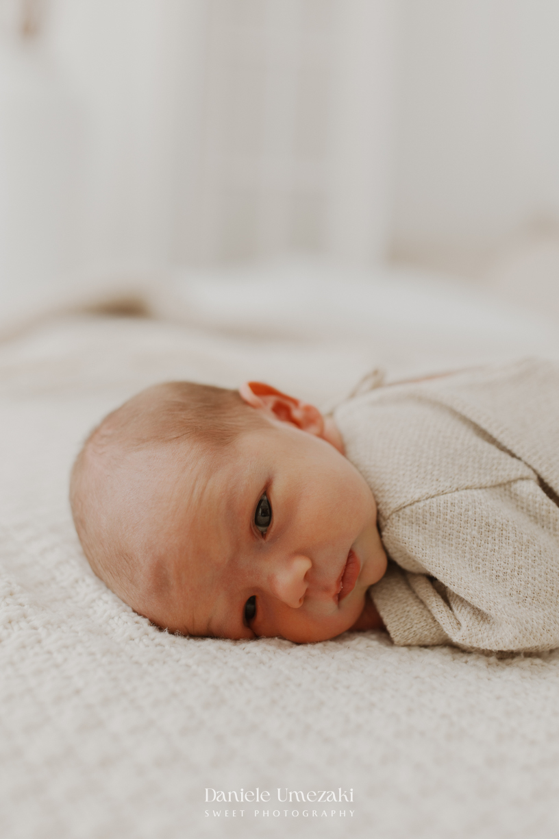Ensaio newborn em Mogi das Cruzes. Os primeiros dias do Gabriel foram registrados em um ensaio leve e natural, realizado em estúdio ao lado dos pais e irmãos, preservando memórias cheias de amor por Dani Umezaki