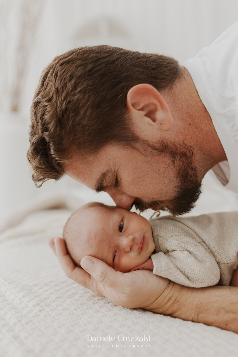 Ensaio newborn em Mogi das Cruzes. Os primeiros dias do Gabriel foram registrados em um ensaio leve e natural, realizado em estúdio ao lado dos pais e irmãos, preservando memórias cheias de amor por Dani Umezaki