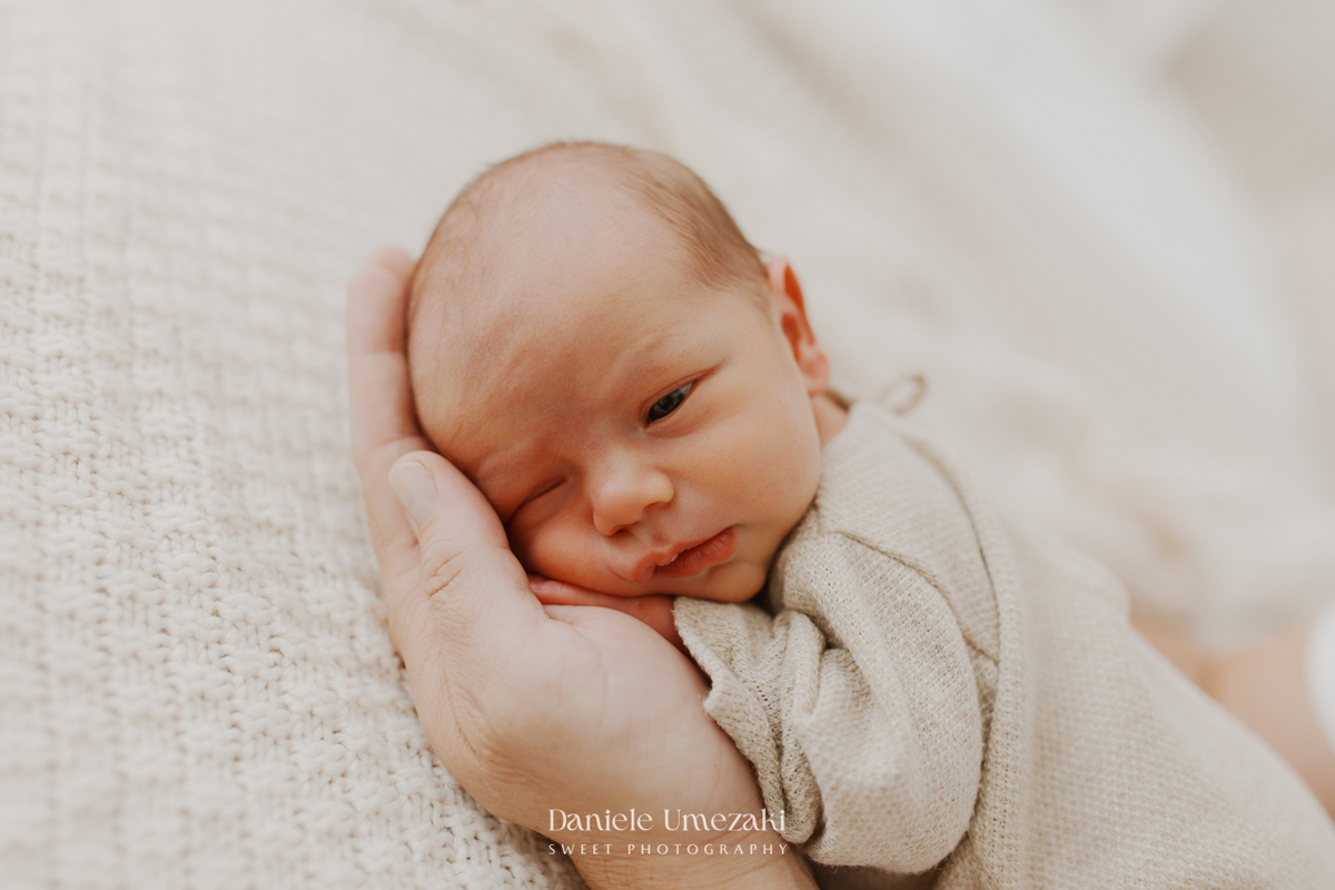 Ensaio newborn em Mogi das Cruzes. Os primeiros dias do Gabriel foram registrados em um ensaio leve e natural, realizado em estúdio ao lado dos pais e irmãos, preservando memórias cheias de amor por Dani Umezaki