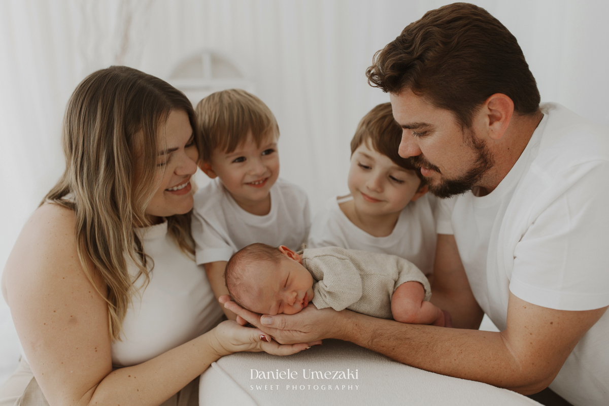 Ensaio newborn em Mogi das Cruzes. Os primeiros dias do Gabriel foram registrados em um ensaio leve e natural, realizado em estúdio ao lado dos pais e irmãos, preservando memórias cheias de amor por Dani Umezaki