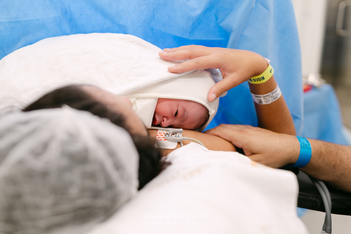 Fotografia de parto em São Paulo registrando o nascimento do Leonardo na Maternidade São Luiz Star, com imagens emocionantes do encontro da família e dos primeiros momentos do bebê por Dani Umezaki