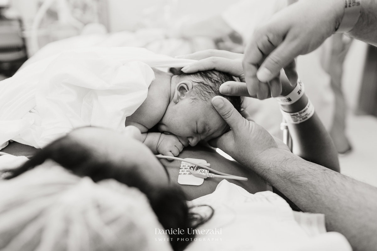 Fotografia de parto em São Paulo registrando o nascimento do Leonardo na Maternidade São Luiz Star, com imagens emocionantes do encontro da família e dos primeiros momentos do bebê por Dani Umezaki