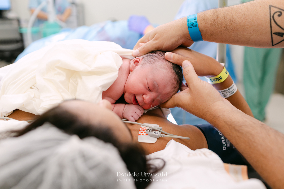 Fotografia de parto em São Paulo registrando o nascimento do Leonardo na Maternidade São Luiz Star, com imagens emocionantes do encontro da família e dos primeiros momentos do bebê por Dani Umezaki