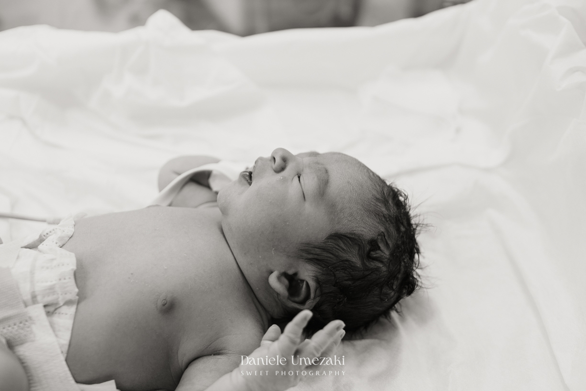Fotografia de parto em São Paulo registrando o nascimento do Leonardo na Maternidade São Luiz Star, com imagens emocionantes do encontro da família e dos primeiros momentos do bebê por Dani Umezaki